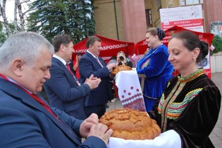 Книжная ярмарка на Пушкинских днях, проводимых Ставропольским краевым отделением КПРФ, вызвала огромный интерес