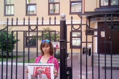 Комсомольцы вышли на пикеты к генконсульствам Украины в России с требованием освободить коммунистку и первого секретаря Харьковского обкома КПУ Аллу Александровскую
