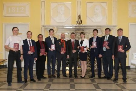 Д.Г. Новиков вручил дипломы Центра политической учёбы молодым пропагандистам