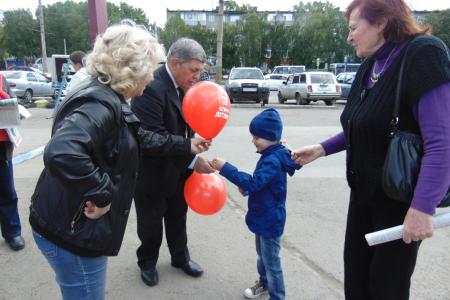 В День защиты детей алтайские коммунисты дарили ребятишкам шарики и шоколадки с надписью «КПРФ – детям!»