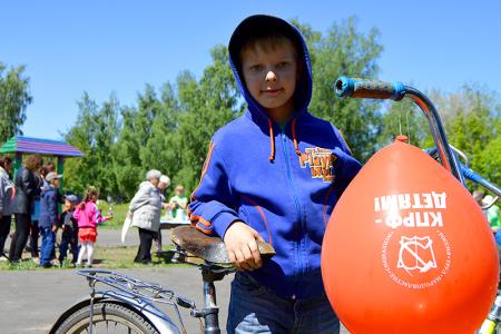 Алтайские коммунисты провели 1 июня акцию "КПРФ - детям!"
