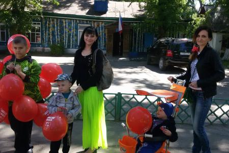 Алтайские коммунисты провели 1 июня акцию "КПРФ - детям!"