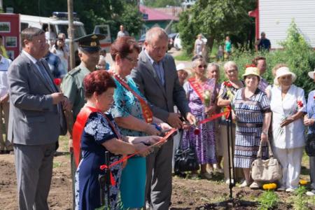 В городе Можга открыли первый в Удмуртии памятник детям войны