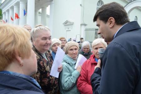 Депутат-коммунист Олег Лебедев активно проводит встречи с избирателями