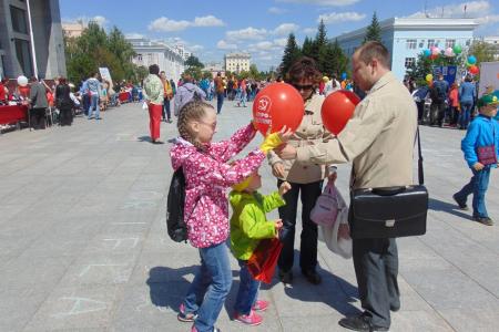 Алтайские коммунисты провели 1 июня акцию "КПРФ - детям!"