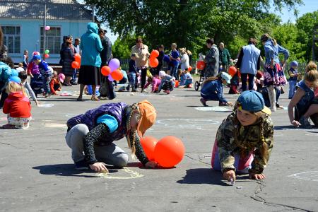 Алтайские коммунисты провели 1 июня акцию "КПРФ - детям!"