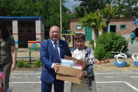 Республика Калмыкия: Коммунисты помогли Дому ребёнка лекарствами, а выпускникам детского сада подарили ранцы