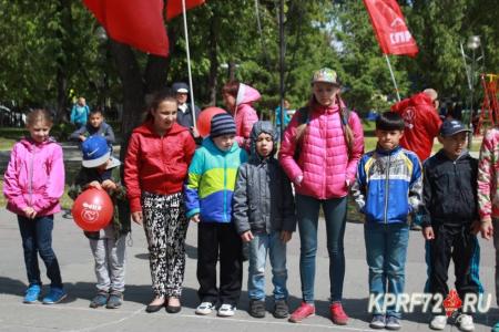 Тюменская область. КПРФ провела праздник детства в Комсомольском парке