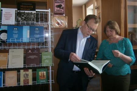 Депутат-коммунист Владимир Поздняков подарил Забайкальской краевой универсальной библиотеке им. А.С. Пушкина 36 редких книг