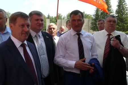 Автопробег Новосибирского областного комитета КПРФ финишировал у Монумента Славы