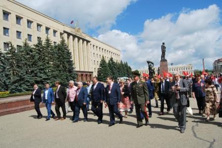 В Ставрополе Пушкинские дни под алым стягом начались с отправки гуманитарного груза в Новороссию