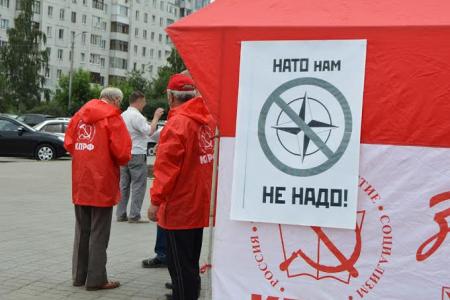 Барнаульские коммунисты провели анти-НАТОвские пикеты