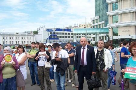 "Мама, папа, я - бездомная семья". Митинг обманутых дольщиков в Казани