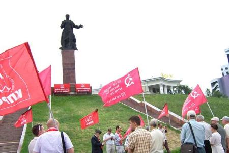 Татарстан, Казань. В День памяти и скорби коммунисты возложили цветы в Парке Победы
