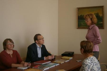 Депутат-коммунист Владимир Поздняков подарил Забайкальской краевой универсальной библиотеке им. А.С. Пушкина 36 редких книг
