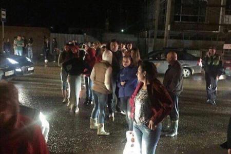Краснодар. Возмущенные бездействием власти в деле ликвидации последствия ливня, жители перекрыли улицу Российскую