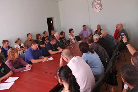 Луганские коммунисты открыли выставку современного плаката «Фашизм не пройдет»