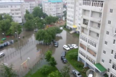 Краснодар. Возмущенные бездействием власти в деле ликвидации последствия ливня, жители перекрыли улицу Российскую
