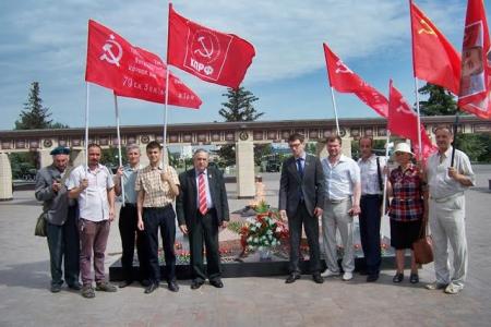 Татарстан, Казань. В День памяти и скорби коммунисты возложили цветы в Парке Победы