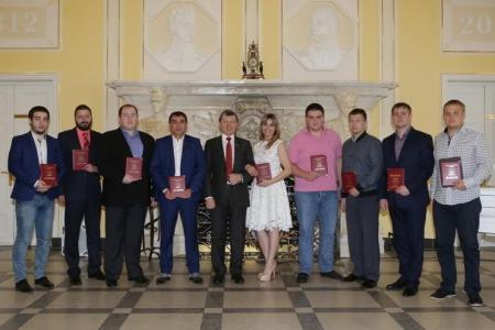 Д.Г. Новиков вручил дипломы Центра политической учёбы молодым пропагандистам