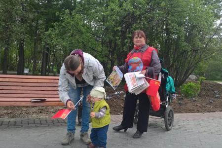 Пикеты в защиту детства провели в Мурманске активисты «Надежды Росссии»
