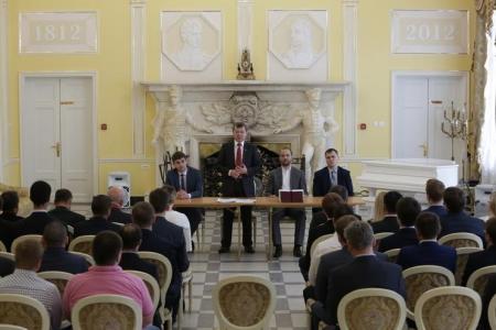 Д.Г. Новиков вручил дипломы Центра политической учёбы молодым пропагандистам