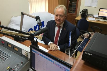 Депутат Госдумы С.П. Обухов в прямом эфире Радио Дача: «Когда в приемной отключили свет, посетителей принимал при свечах на столе» 