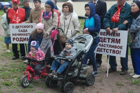 Ленинградская область, Тосненский район. Участники митинга в поселке Тельмана: Детям нужен детский сад!