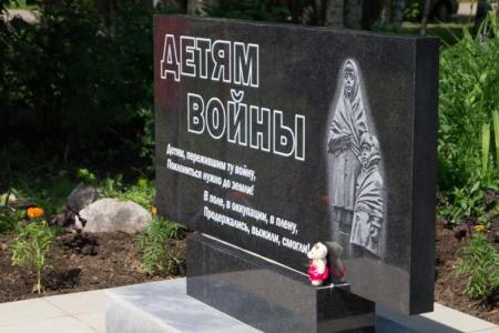 В городе Можга открыли первый в Удмуртии памятник детям войны