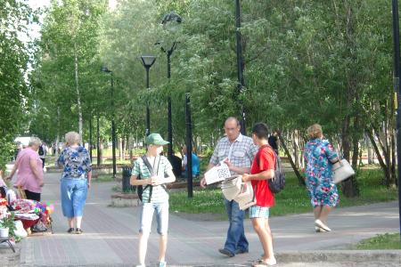 Коммунисты Сургута на пикетах раздают газеты с отчетом депутата-коммуниста В.Н. Тетекина