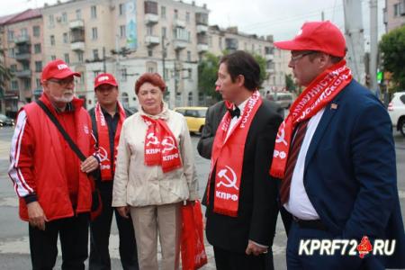 Команда Тюменского обкома КПРФ стала победителем мини-футбольного турнира в Кургане
