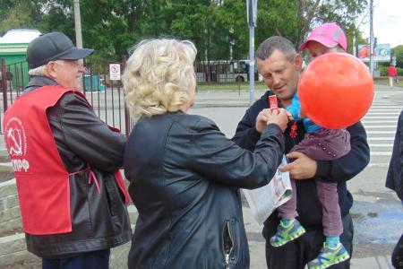 В День защиты детей алтайские коммунисты дарили ребятишкам шарики и шоколадки с надписью «КПРФ – детям!»