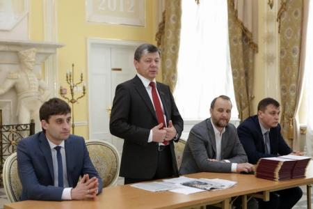 Д.Г. Новиков вручил дипломы Центра политической учёбы молодым пропагандистам