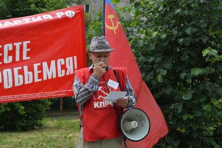 Барнаульские коммунисты провели анти-НАТОвские пикеты