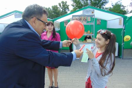 В День защиты детей алтайские коммунисты дарили ребятишкам шарики и шоколадки с надписью «КПРФ – детям!»
