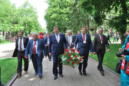 В Ставрополе Пушкинские дни под алым стягом начались с отправки гуманитарного груза в Новороссию