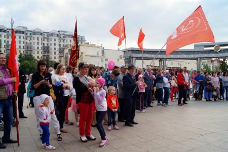 Тюменские коммунисты концертом отметили день Русского языка