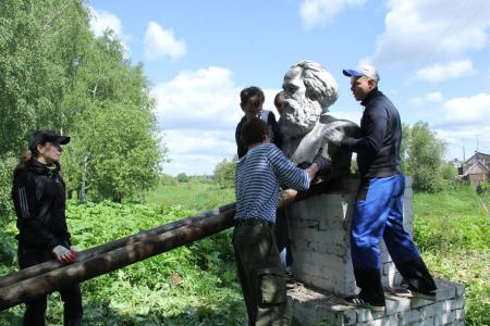 Республика Коми. Активисты КПРФ и ЛКСМ реконструировали единственный памятник Карлу Марксу в регионе