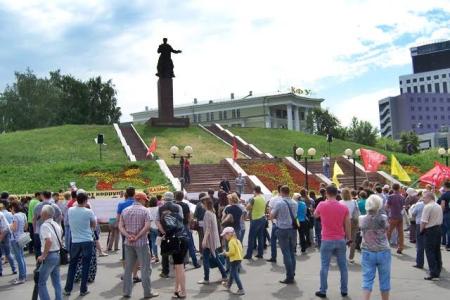 "Мама, папа, я - бездомная семья". Митинг обманутых дольщиков в Казани
