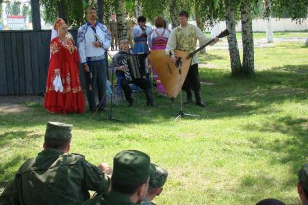 Алтайский край. Бийские коммунисты провели литературный час и концерт для воинов гарнизона