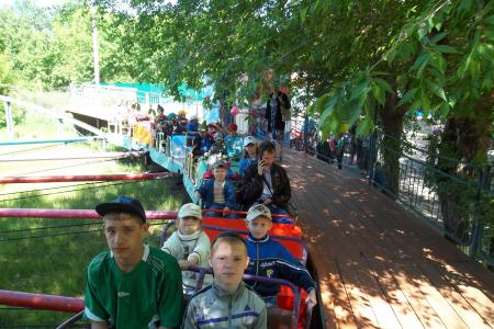 Алтайский край. Дети-сироты прокатились на каруселях на деньги депутата-коммуниста С.И. Юрченко 