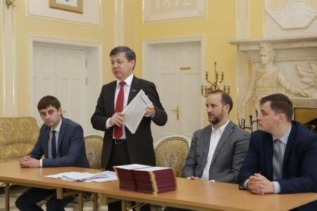 Д.Г. Новиков вручил дипломы Центра политической учёбы молодым пропагандистам