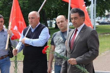 Башкирские коммунисты возложили цветы к памятнику М.И. Калинину