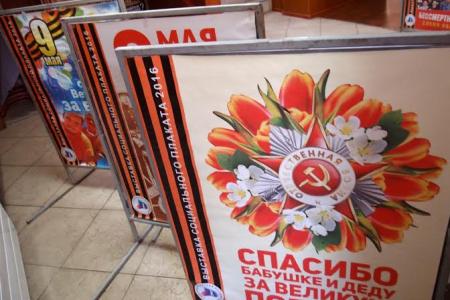 Луганские коммунисты открыли выставку современного плаката «Фашизм не пройдет»
