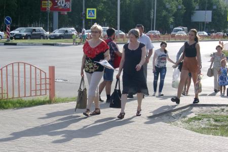 Коммунисты Сургута на пикетах раздают газеты с отчетом депутата-коммуниста В.Н. Тетекина