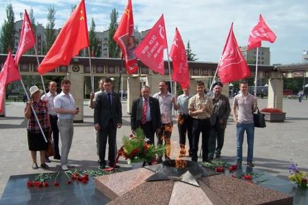 Татарстан, Казань. В День памяти и скорби коммунисты возложили цветы в Парке Победы