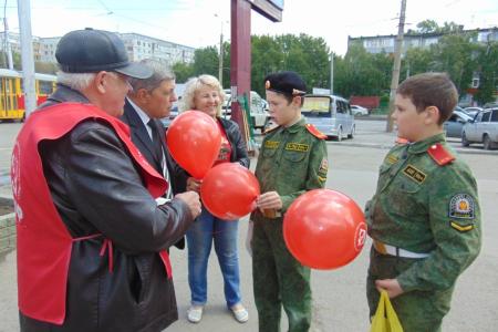 Алтайские коммунисты провели 1 июня акцию "КПРФ - детям!"