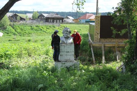 Республика Коми. Активисты КПРФ и ЛКСМ реконструировали единственный памятник Карлу Марксу в регионе