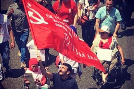 Пролетарии всех стран, соединяйтесь! В Бейруте поднято знамя Победы, подаренное комсомольцами ЦФО делегации Ливана на слёте ленинцев