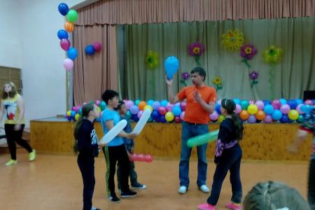 Южно-сахалинские коммунисты подарили детям праздник